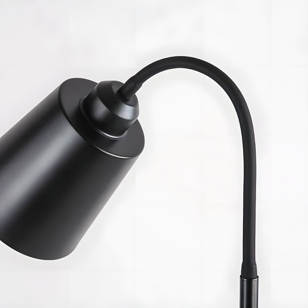 Lampadaire LED à bras flexible en métal 150 cm – Oriya — allumé en situation (2)