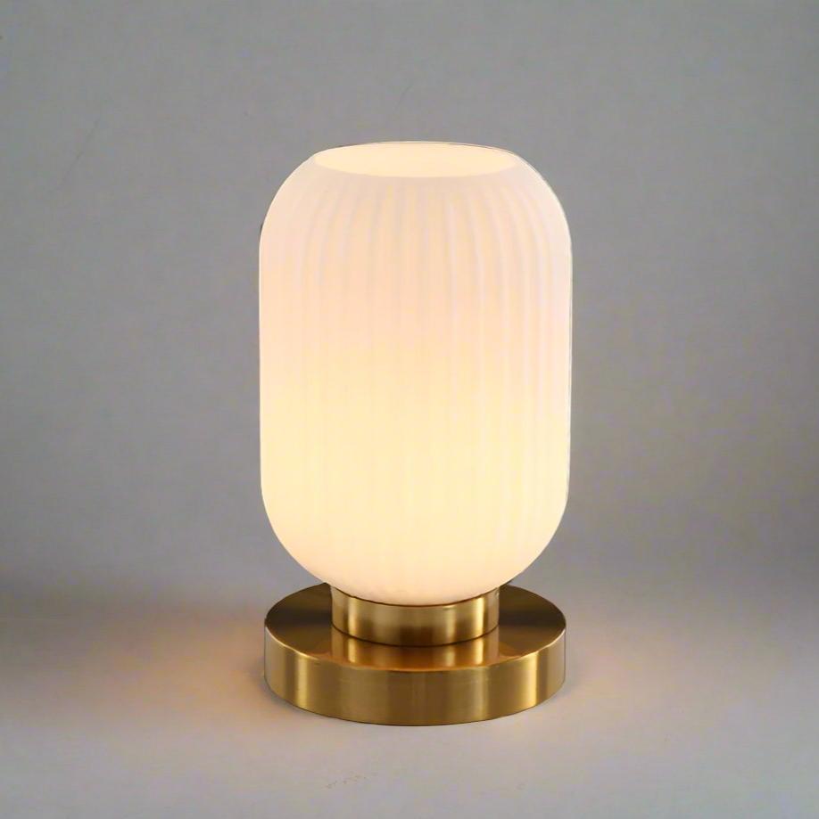 Lampe à poser en verre ambré et métal 13 ou 20 cm – AmberGlow — mise en situation dans la pièce