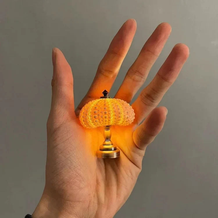 Lampe à poser DIY en coquille d'oursin, base dorée – LumiCraft — détail de la finition