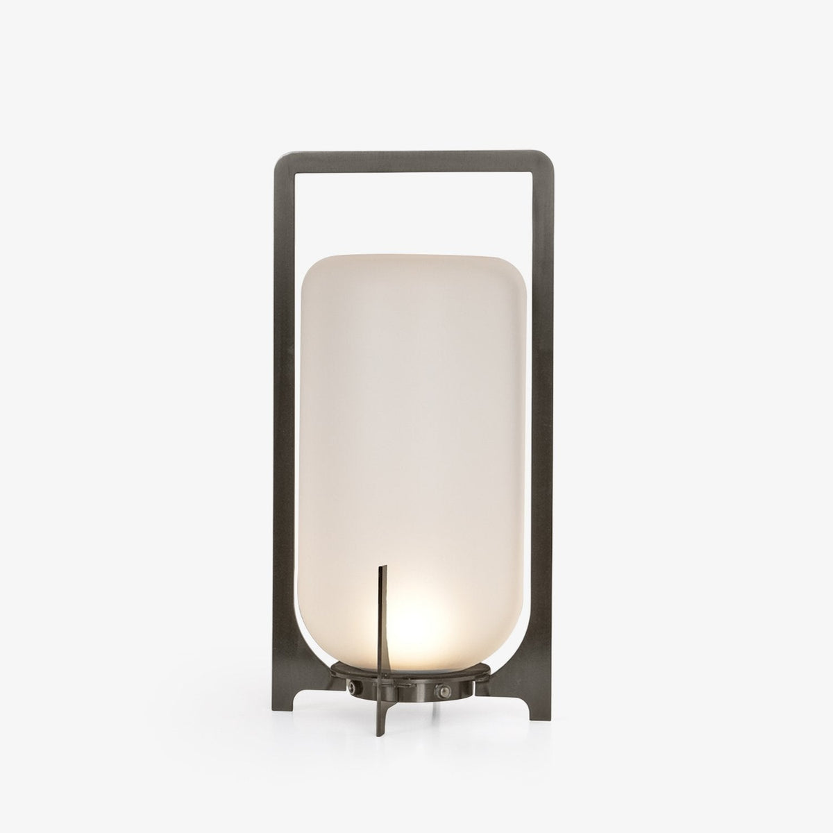 Lampe à poser lanterne inox – allumage crépusculaire automatique — mise en situation dans la pièce