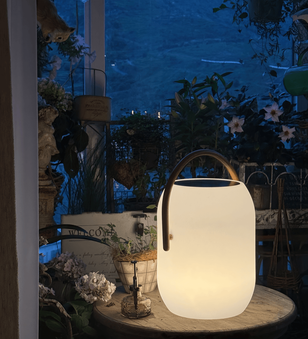 Lanterne solaire de jardin verre dépoli et bois – Noria — vue de profil