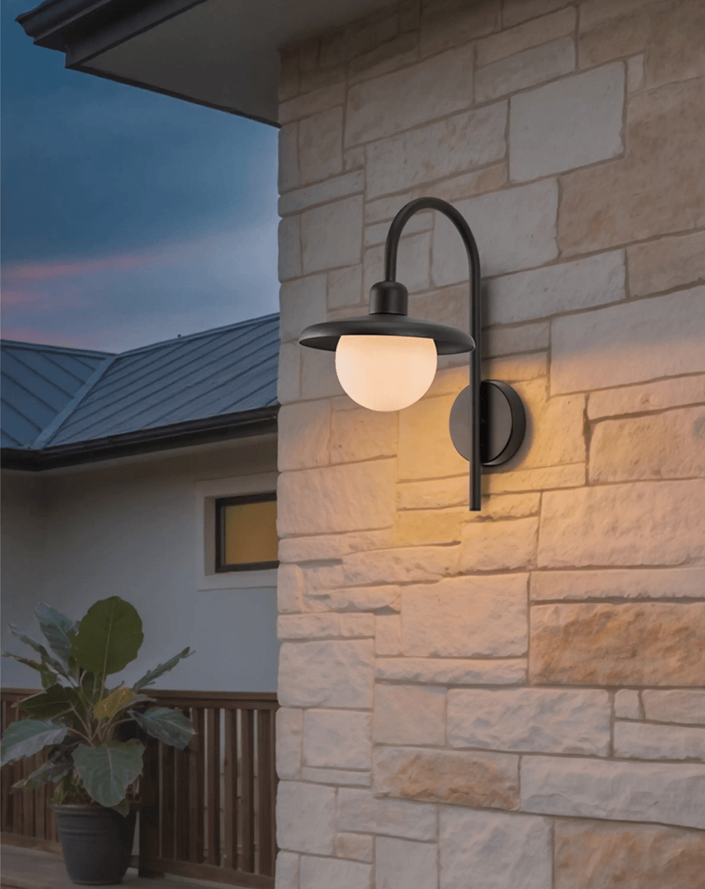 Applique murale extérieure LED globe opalin bras courbé – Luminara — vue de face