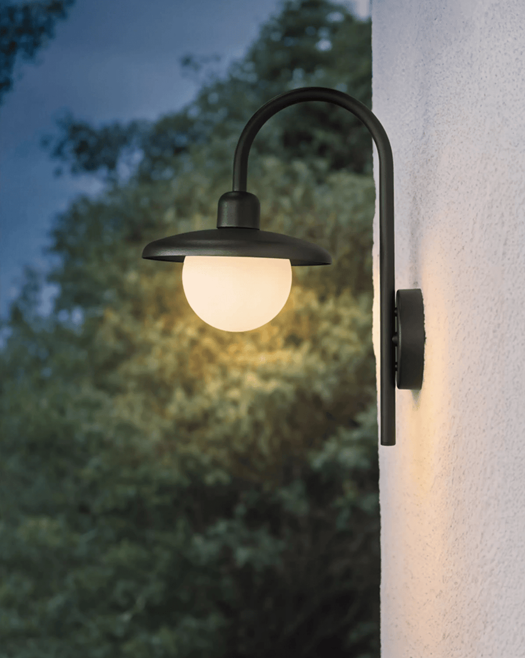Applique murale extérieure LED globe opalin bras courbé – Luminara — vue de profil