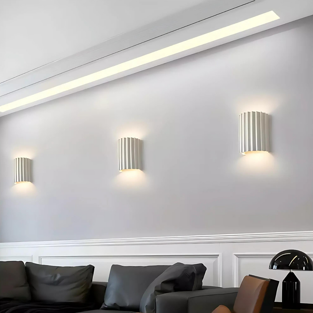 Applique murale au design ondulé pour couloir – LumiWave — vue de trois quarts