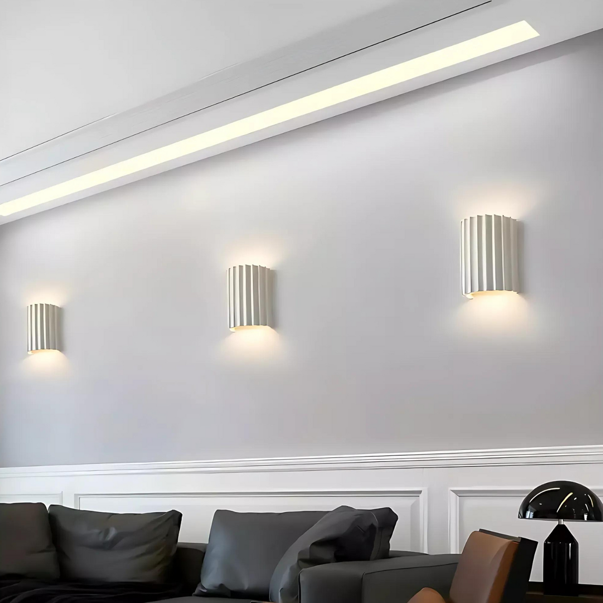 Applique murale au design ondulé pour couloir – LumiWave — vue de trois quarts