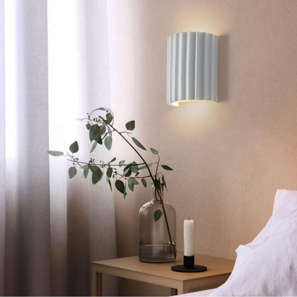 Applique murale au design ondulé pour couloir – LumiWave — allumé en situation