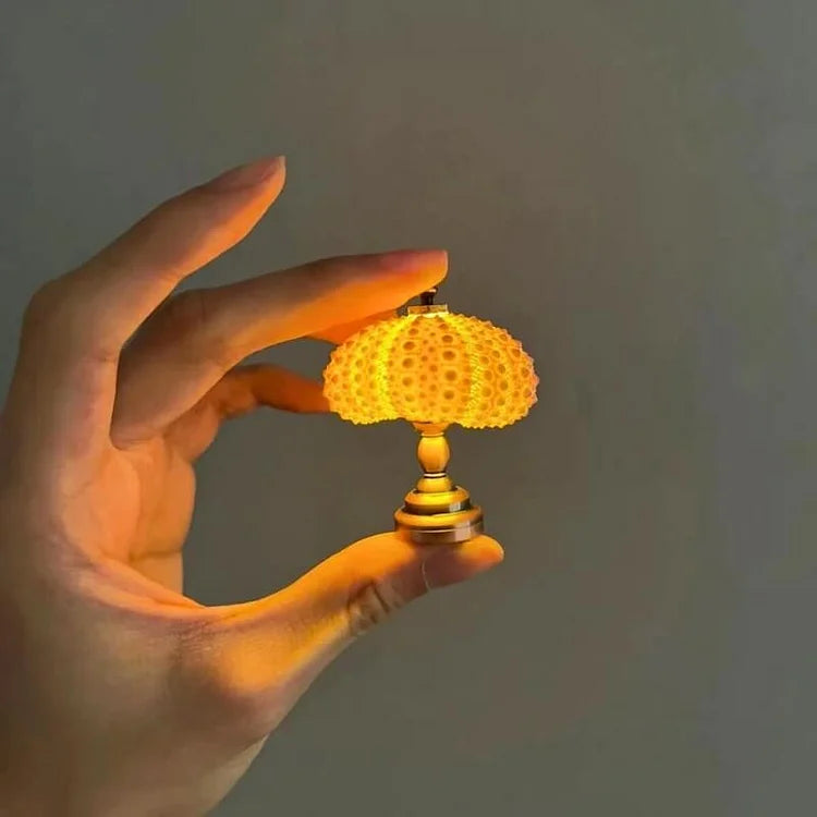 Lampe à poser DIY en coquille d'oursin, base dorée – LumiCraft — vue de face