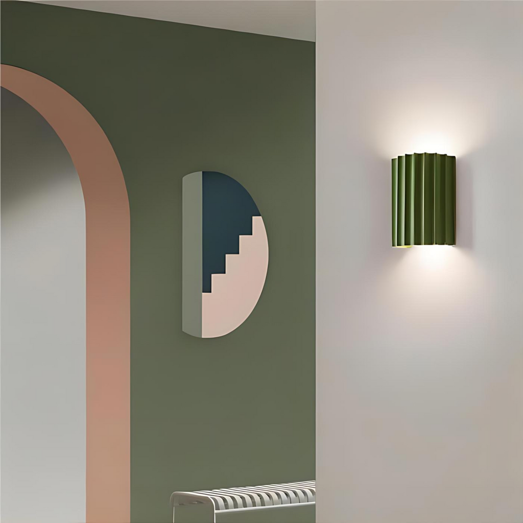 Applique murale ondulée à lumière chaude – MuraleLuxe — vue de trois quarts
