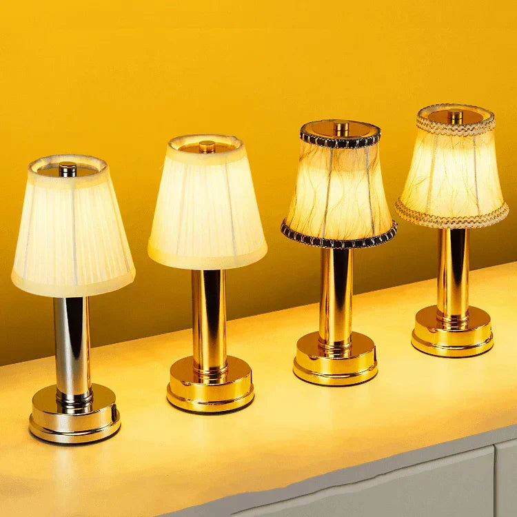 Lampe à poser sans fil abat-jour tissu aluminium – LuxeLoom — vue de trois quarts (4)