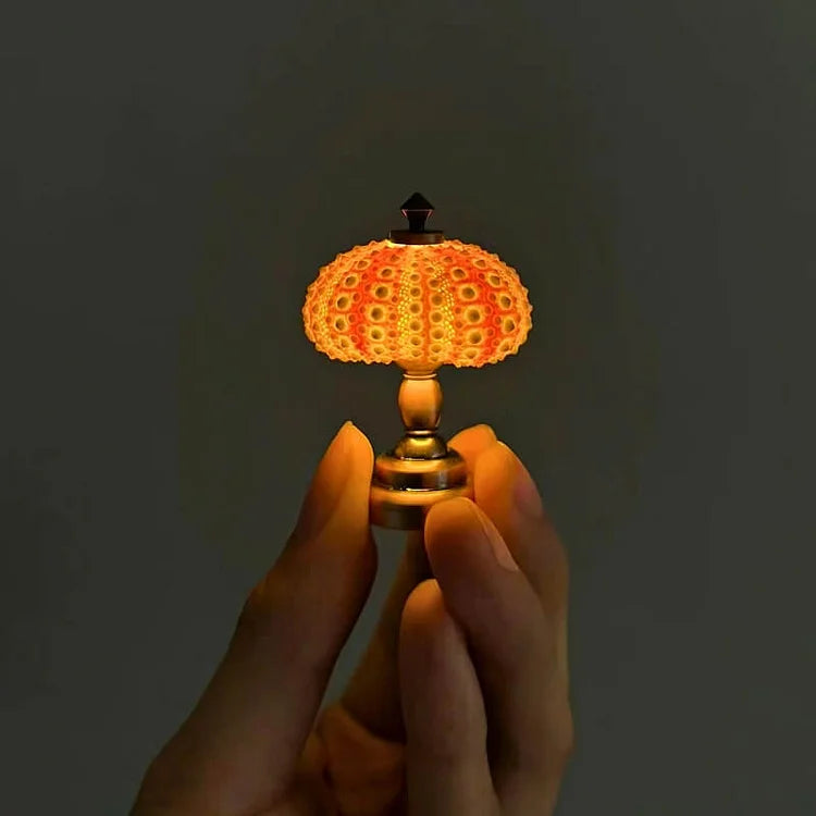 Lampe à poser DIY en coquille d'oursin, base dorée – LumiCraft — allumé en situation