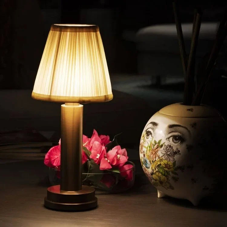 Lampe à poser sans fil abat-jour tissu aluminium – LuxeLoom — détail de la matière (3)