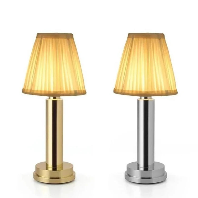 Lampe à poser sans fil abat-jour tissu aluminium – LuxeLoom — mise en situation dans la pièce