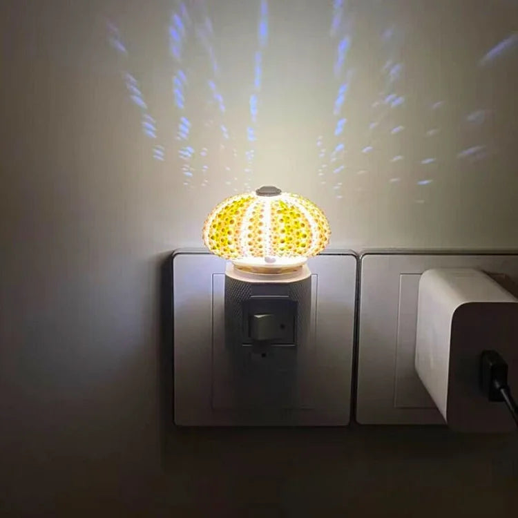 Lampe à poser DIY en coquille d'oursin, base dorée – LumiCraft — allumé en situation (2)