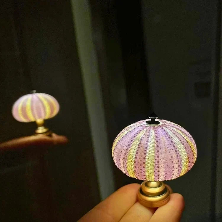 Lampe à poser DIY en coquille d'oursin, base dorée – LumiCraft — vue de dessous