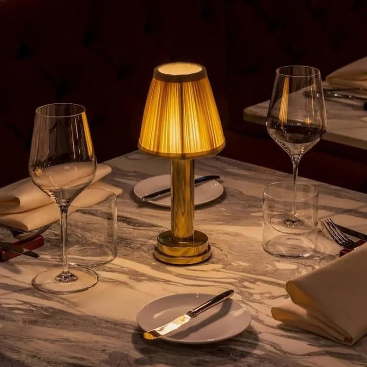 Lampe à poser sans fil abat-jour tissu aluminium – LuxeLoom — détail du système de fixation (3)
