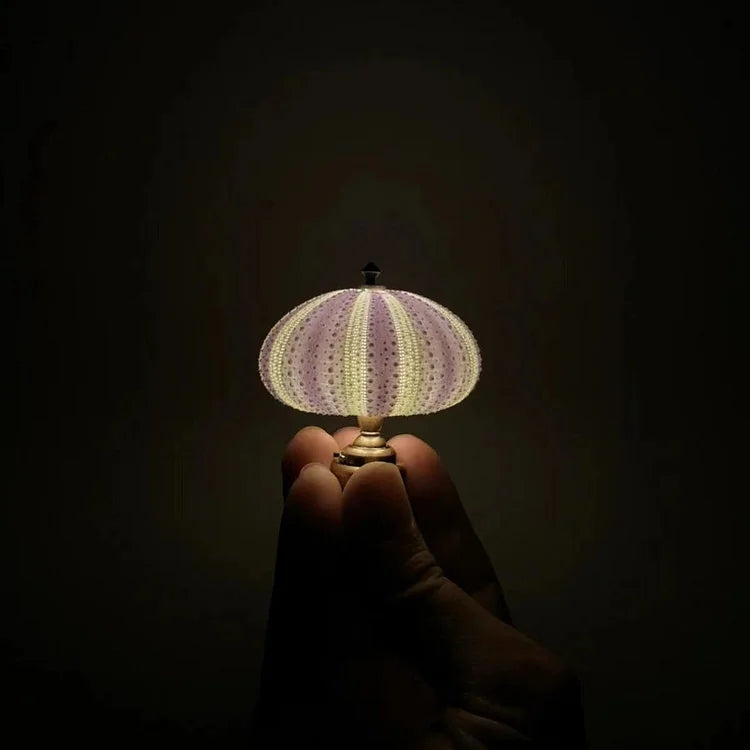 Lampe à poser DIY en coquille d'oursin, base dorée – LumiCraft — vue de trois quarts