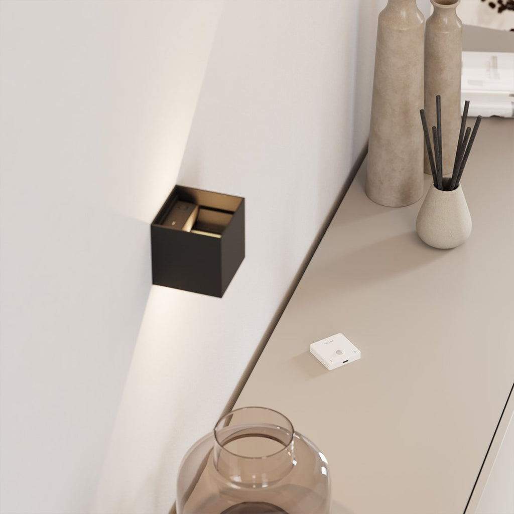 Applique murale LED IP54 à volets réglables 6 W – Xena — allumé en situation (3)