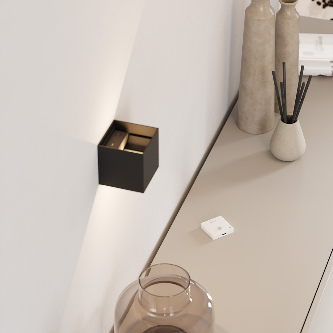 Applique murale LED IP54 à volets réglables 6 W – Xena — allumé en situation (3)