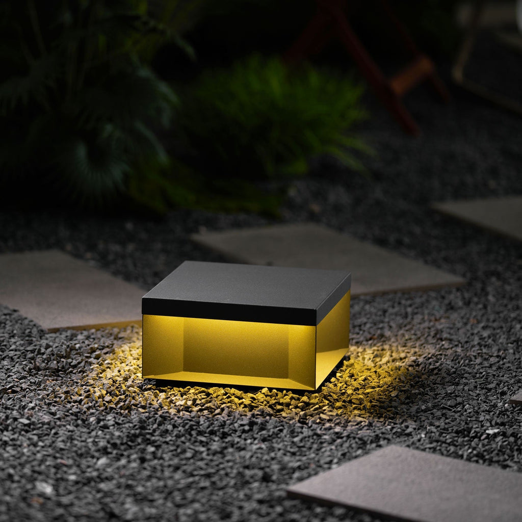 Borne de jardin LED métal sablé IP65 – filaire ou solaire — allumé en situation