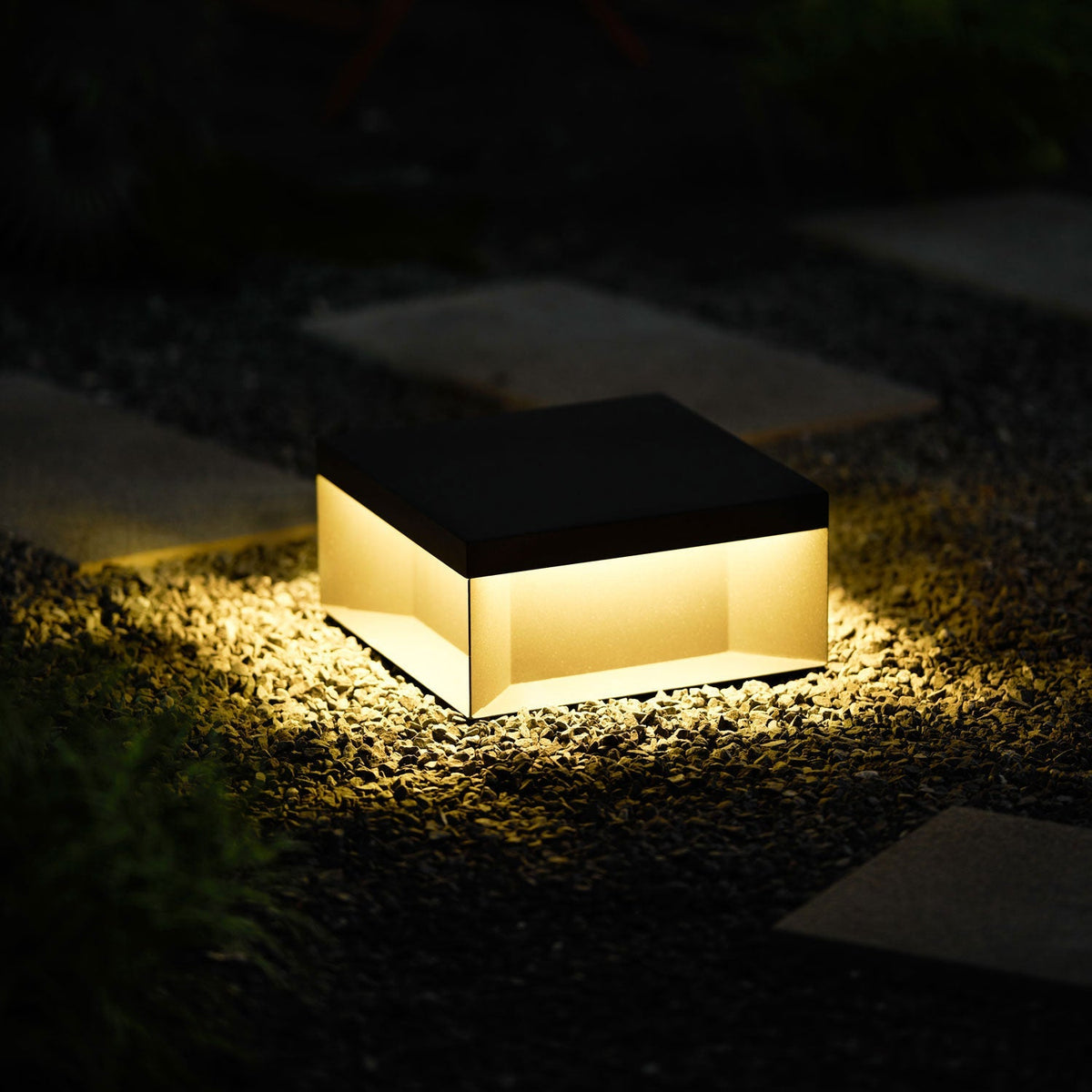 Borne de jardin LED métal sablé IP65 – filaire ou solaire — vue de trois quarts (8)