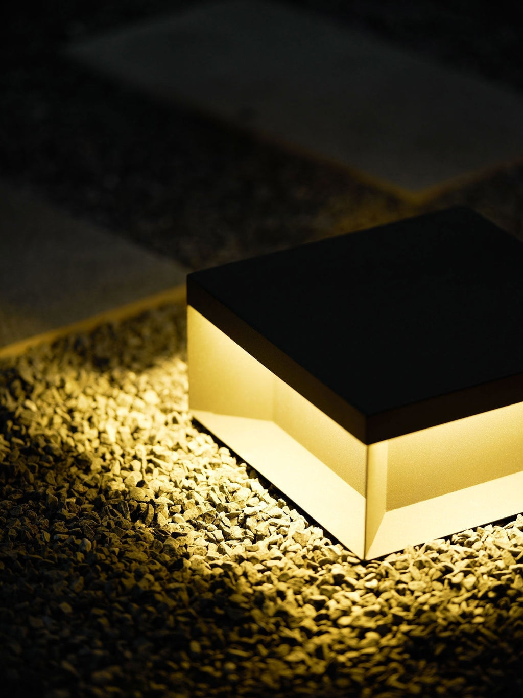 Borne de jardin LED métal sablé IP65 – filaire ou solaire — détail de la finition (8)