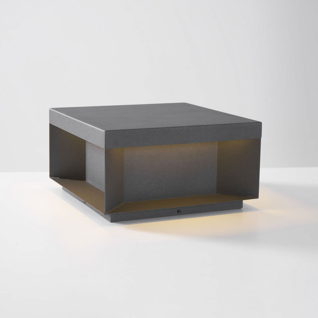 Borne de jardin LED métal sablé IP65 – filaire ou solaire — mise en situation dans la pièce (8)