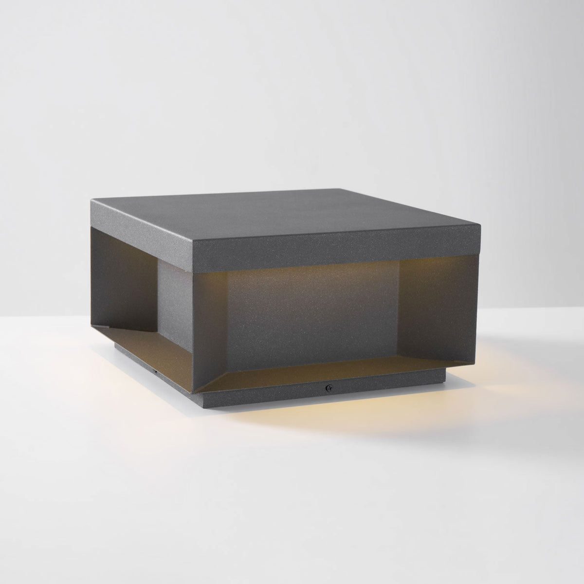 Borne de jardin LED métal sablé IP65 – filaire ou solaire — mise en situation dans la pièce (8)