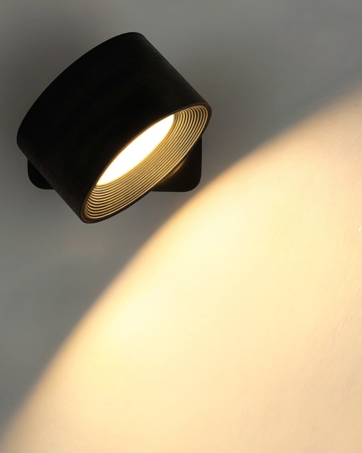 Applique murale sans fil orientable 360°, recharge USB — vue de trois quarts