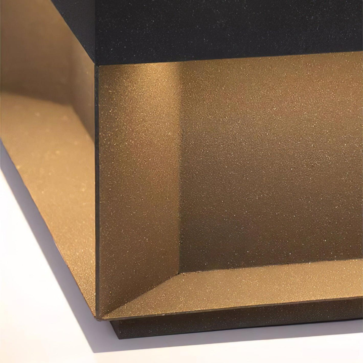 Borne de jardin LED métal sablé IP65 – filaire ou solaire — mise en situation dans la pièce (3)
