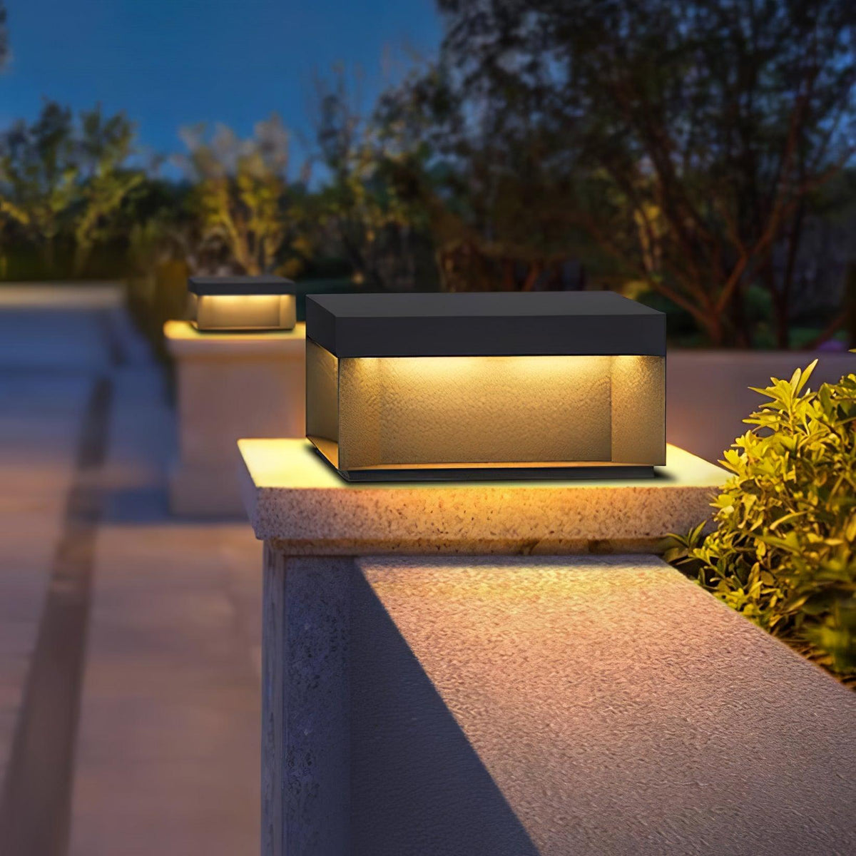 Borne de jardin LED métal sablé IP65 – filaire ou solaire — allumé en situation (4)