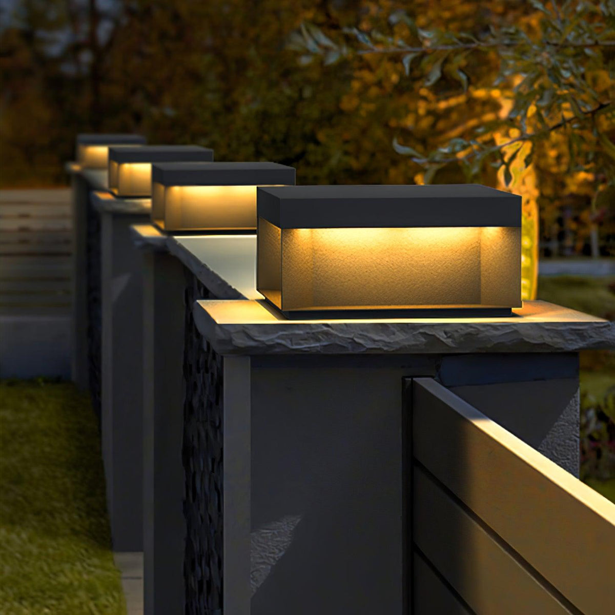 Borne de jardin LED métal sablé IP65 – filaire ou solaire — mise en situation dans la pièce (4)