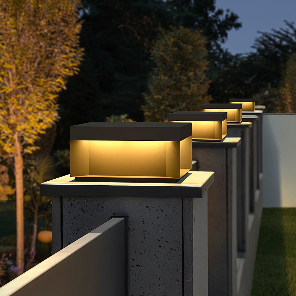 Borne de jardin LED métal sablé IP65 – filaire ou solaire — mise en situation dans la pièce (5)