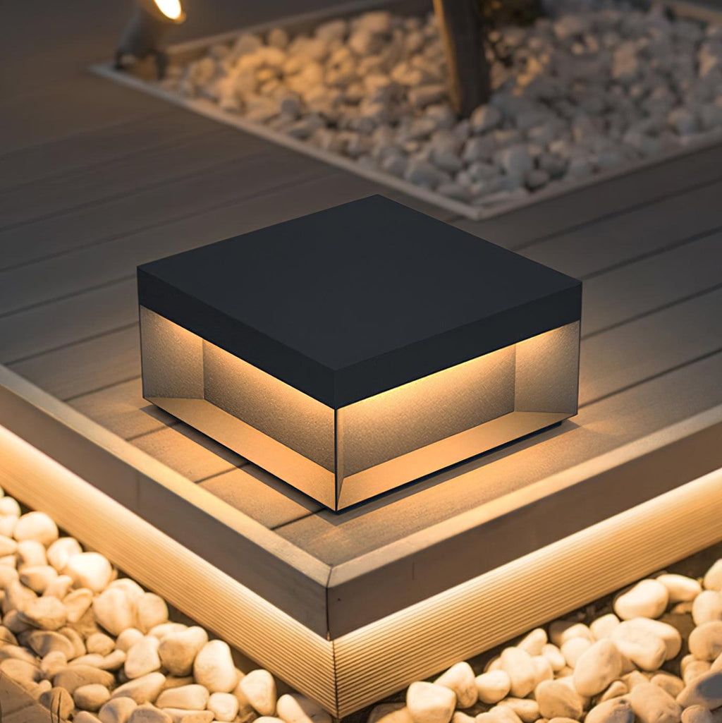 Borne de jardin LED métal sablé IP65 – filaire ou solaire — détail du système de fixation