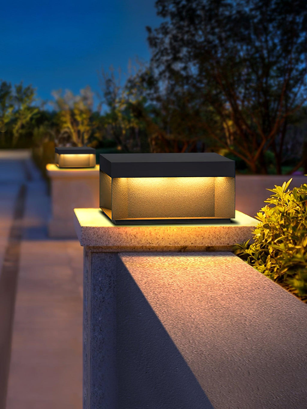 Borne de jardin LED métal sablé IP65 – filaire ou solaire — allumé en situation (6)