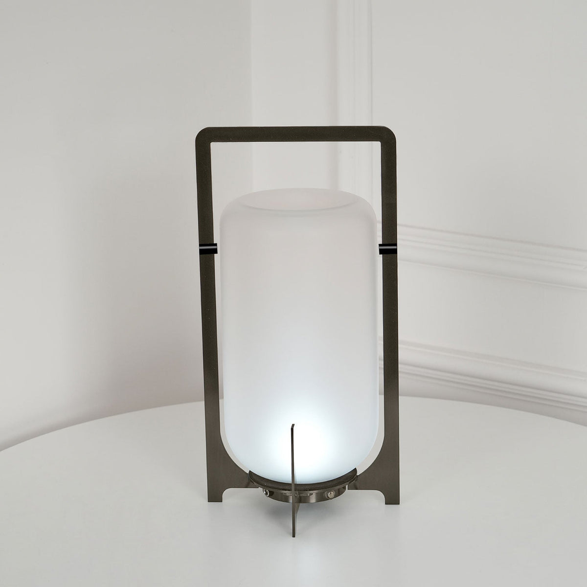 Lampe à poser lanterne inox – allumage crépusculaire automatique — détail de la finition (2)