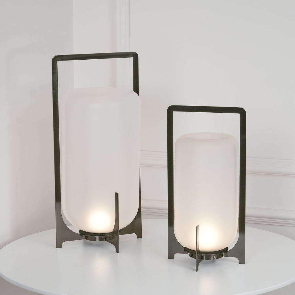 Lampe à poser lanterne inox – allumage crépusculaire automatique — détail du système de fixation
