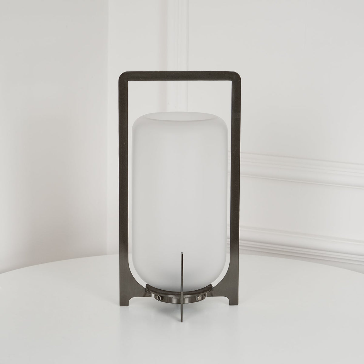 Lampe à poser lanterne inox – allumage crépusculaire automatique — détail de la matière (2)