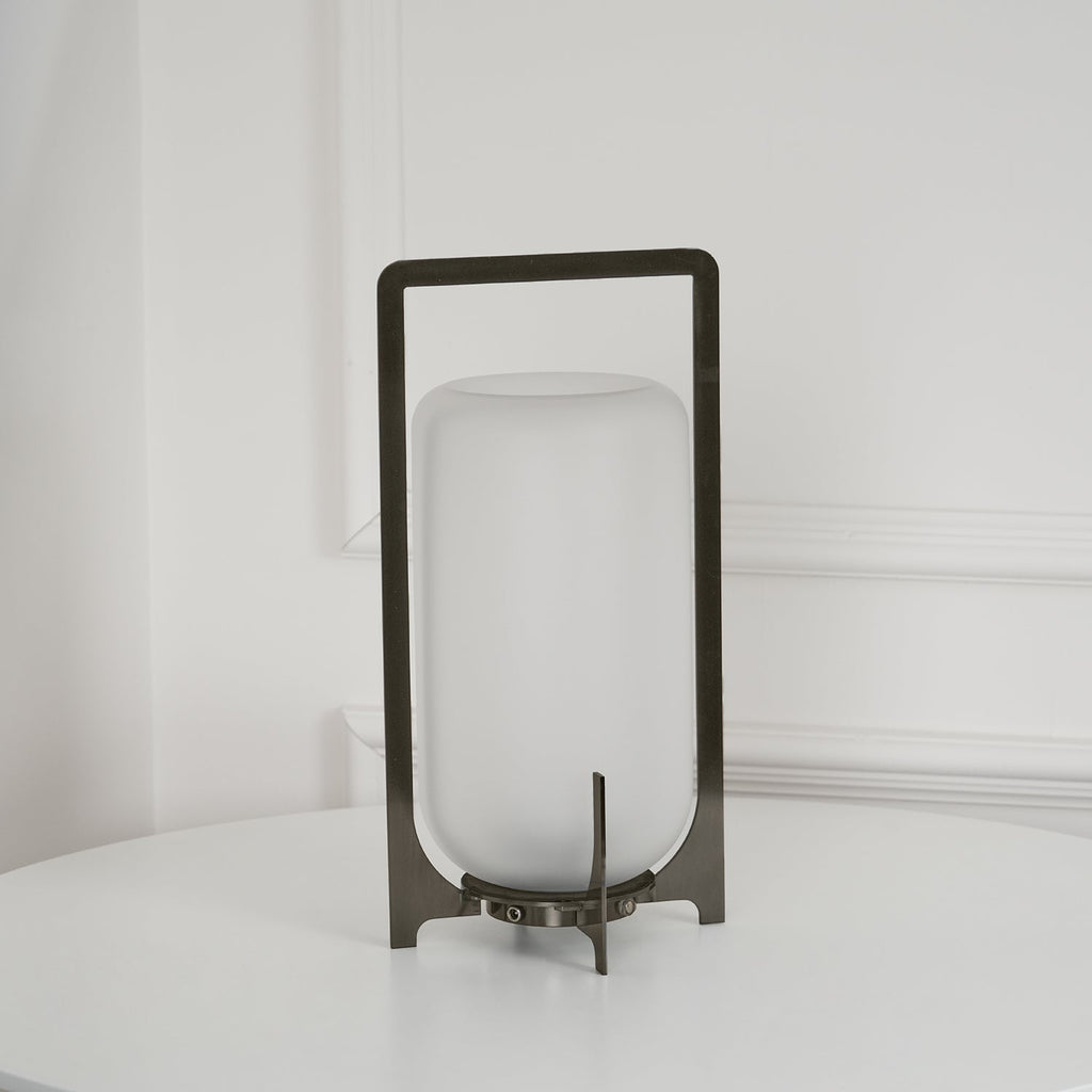 Lampe à poser lanterne inox – allumage crépusculaire automatique — mise en situation dans la pièce (2)