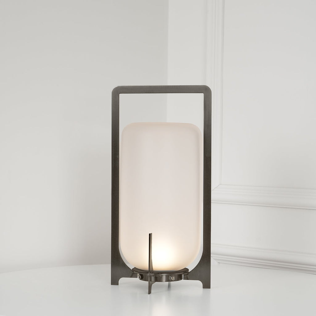Lampe à poser lanterne inox – allumage crépusculaire automatique — vue de trois quarts