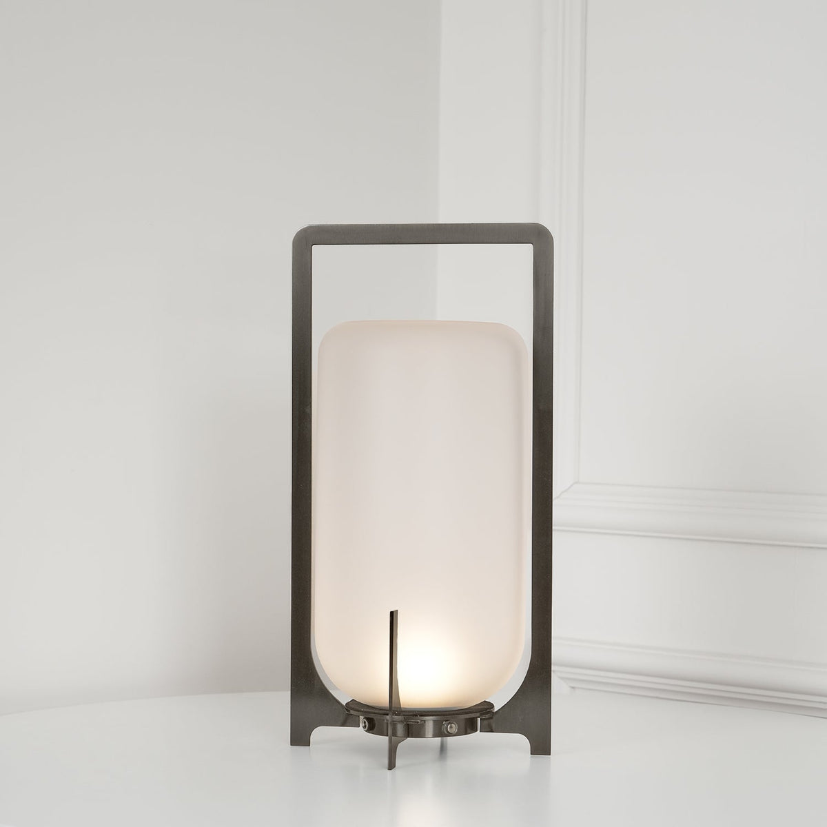 Lampe à poser lanterne inox – allumage crépusculaire automatique — vue de trois quarts