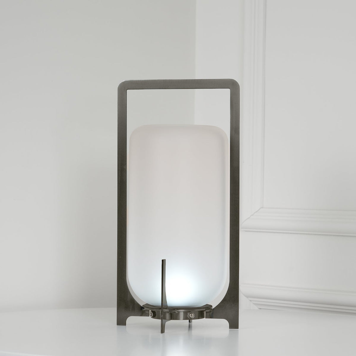 Lampe à poser lanterne inox – allumage crépusculaire automatique — vue de dessous (2)