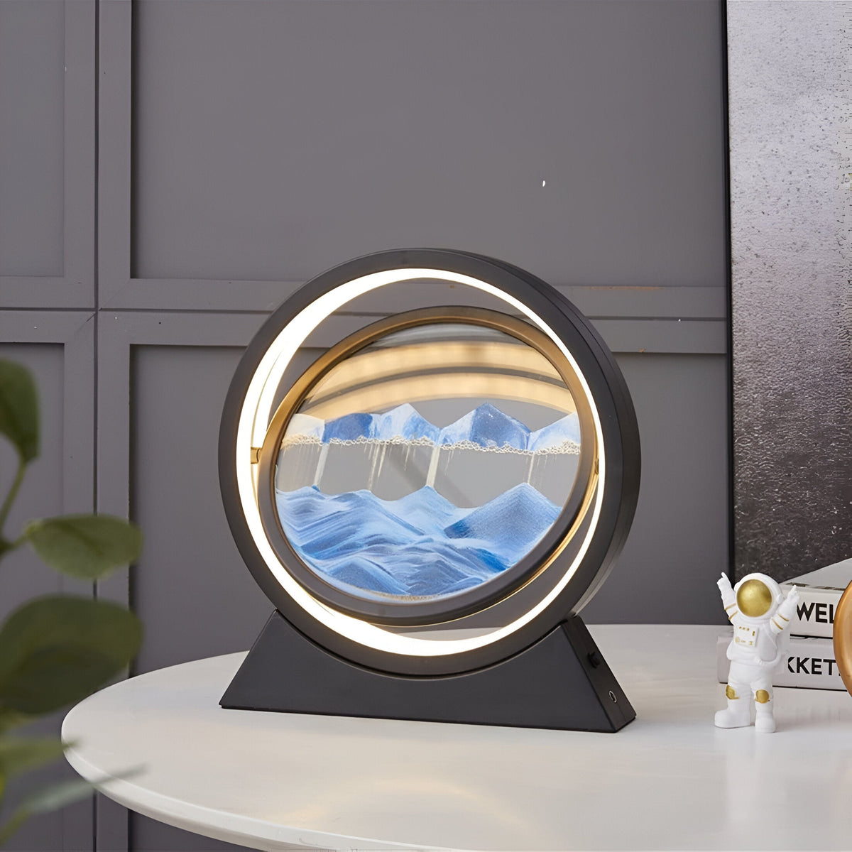 Lampe à poser LED verre sable en mouvement USB – SandGlow — vue de trois quarts