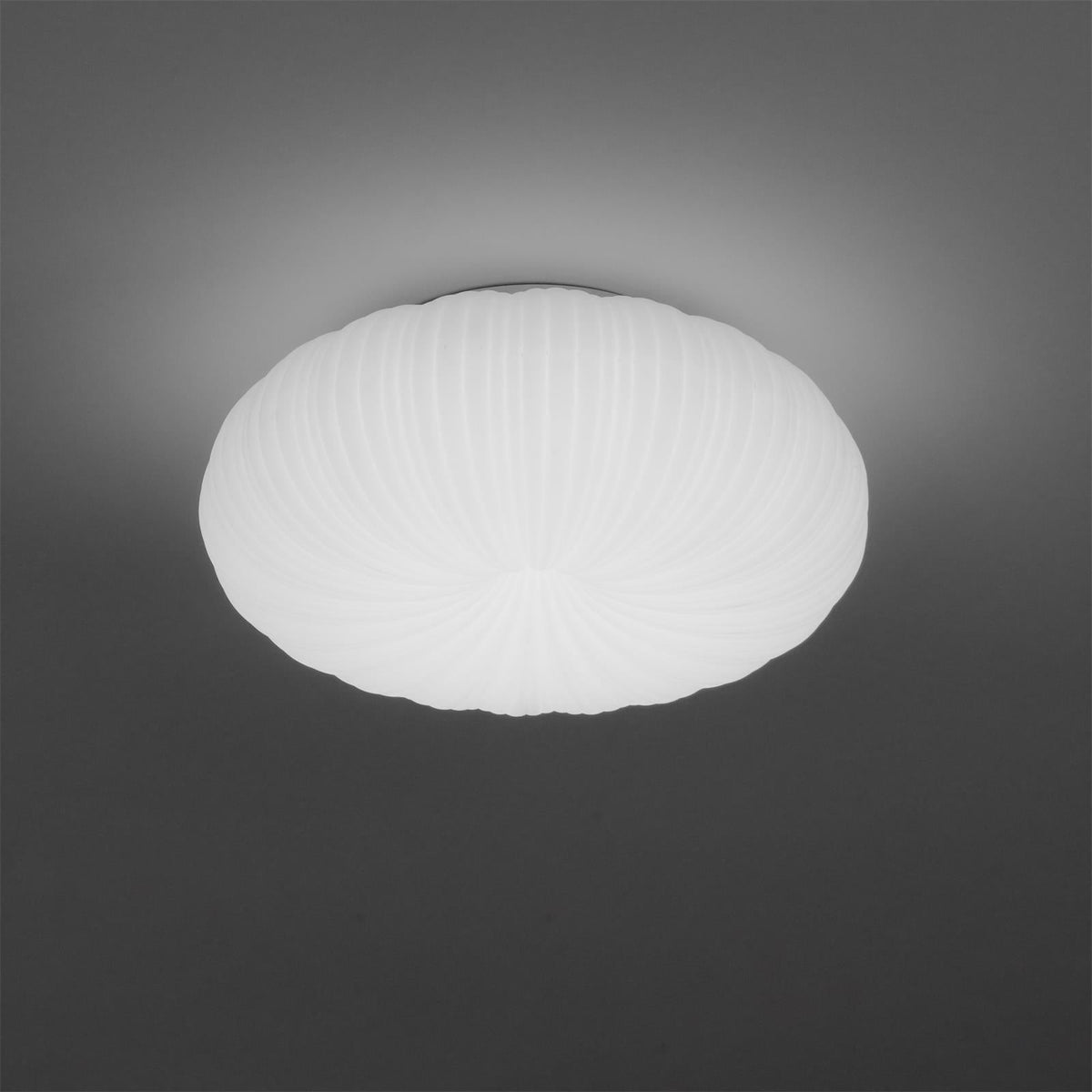 Plafonnier LED dimmable avec télécommande métal et plastique — détail de la matière (2)