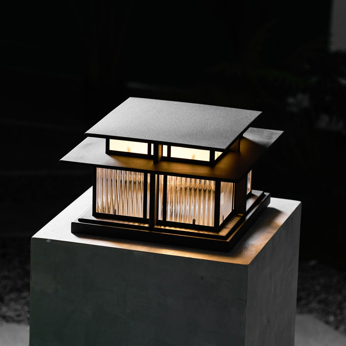 Borne de jardin LED IP65 corps sablé anti-UV – Boilyn — allumé en situation (5)
