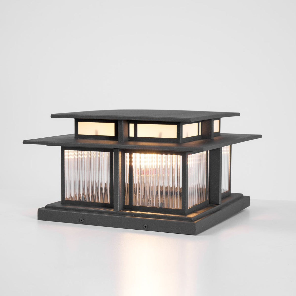 Borne de jardin LED IP65 corps sablé anti-UV – Boilyn — allumé en situation (6)