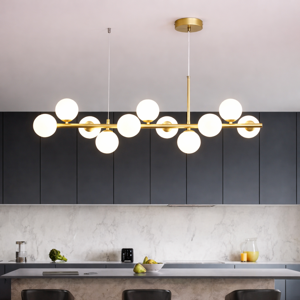 Suspension linéaire dorée à globes en verre opalin – Aurelis