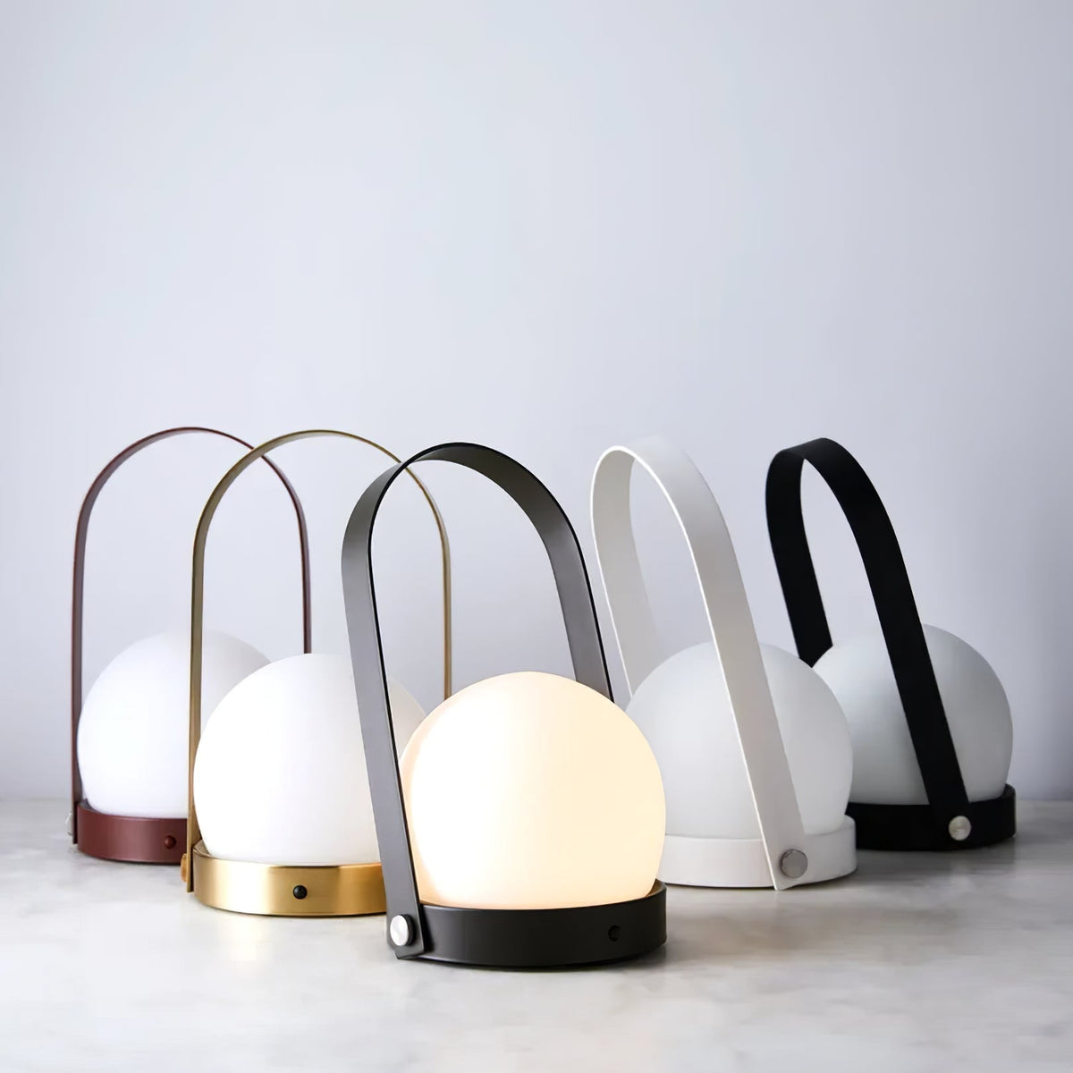 Lampe à poser sans fil rechargeable à poignée – Carrie — allumé en situation (7)