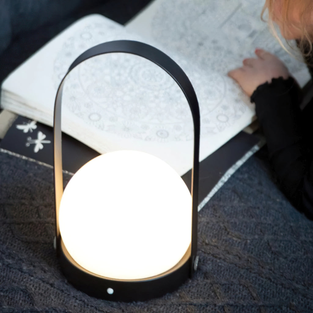 Lampe à poser sans fil rechargeable à poignée – Carrie — vue de dessous (7)