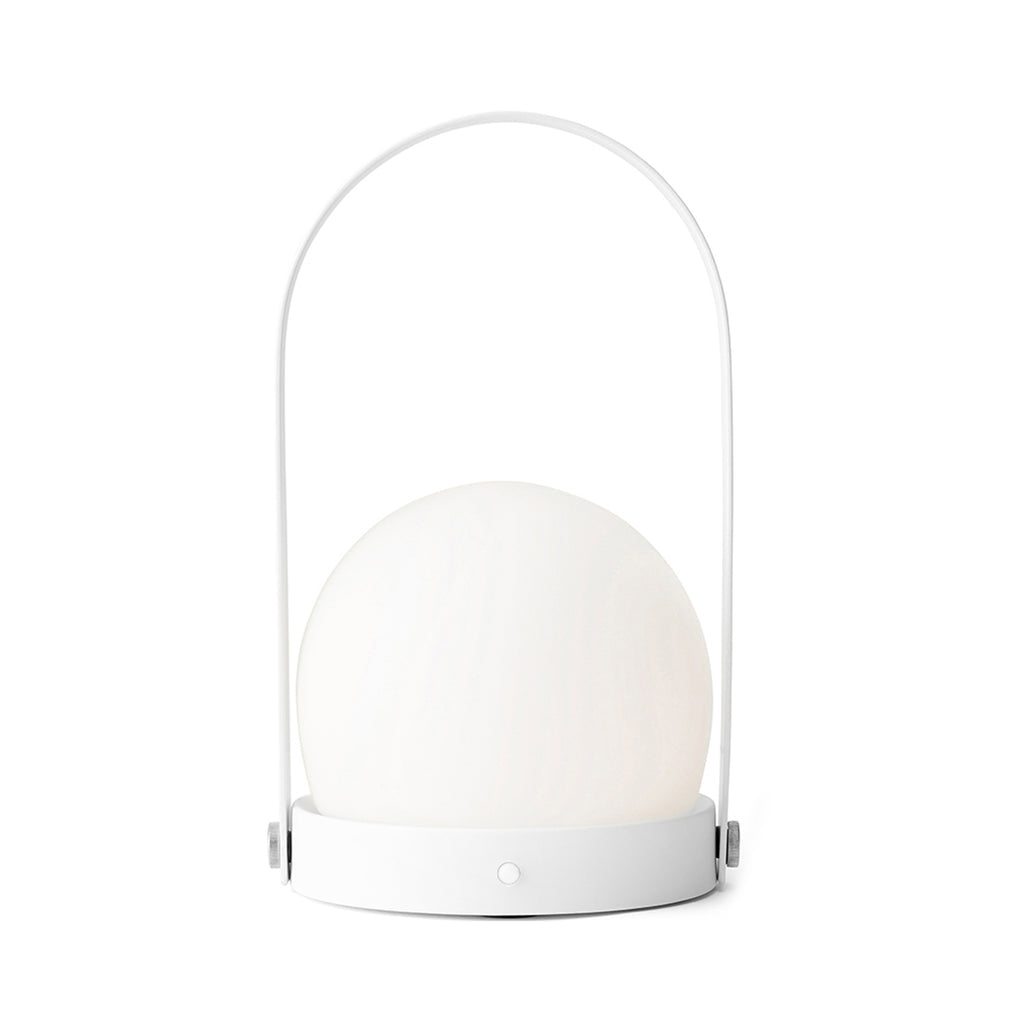 Lampe à poser sans fil rechargeable à poignée – Carrie — mise en situation dans la pièce (7)