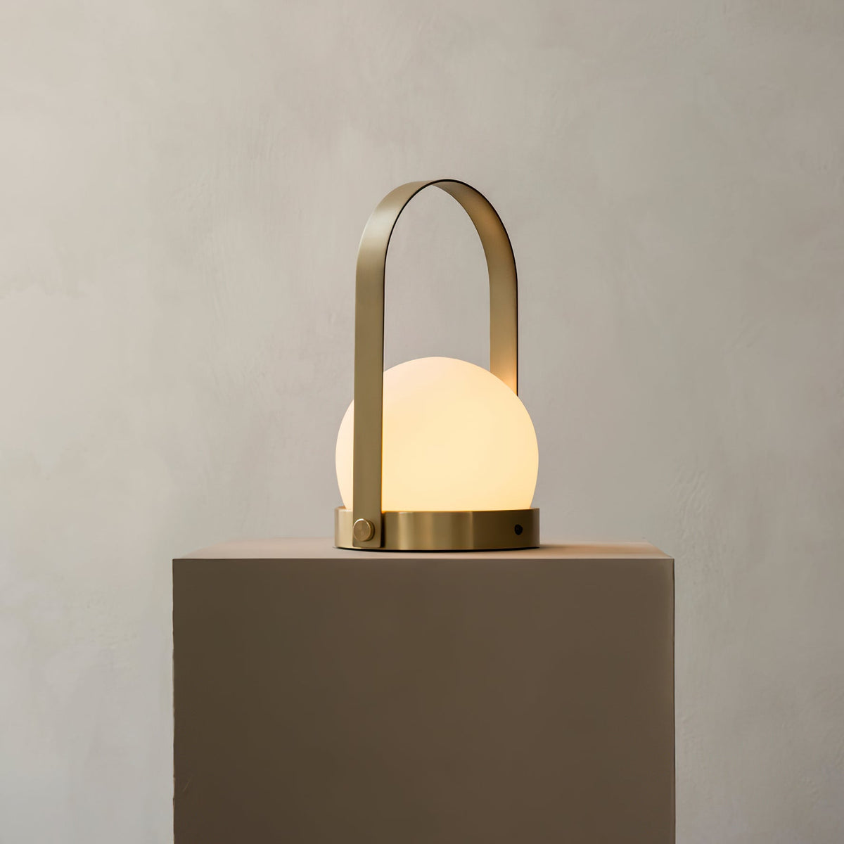 Lampe à poser sans fil rechargeable à poignée – Carrie — allumé en situation (6)